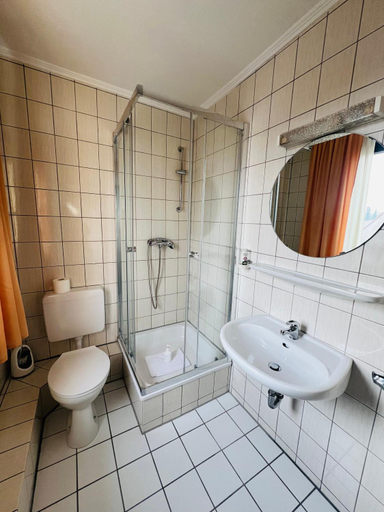 Bathroom 3, Hotel Ellermann, Herford