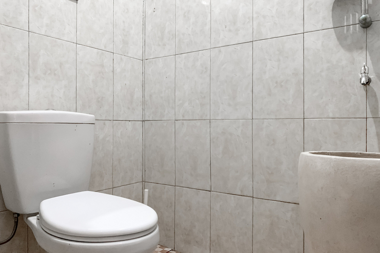 Bathroom 4, RedDoorz Syariah @ Terabuci Malangbong Garut, Garut