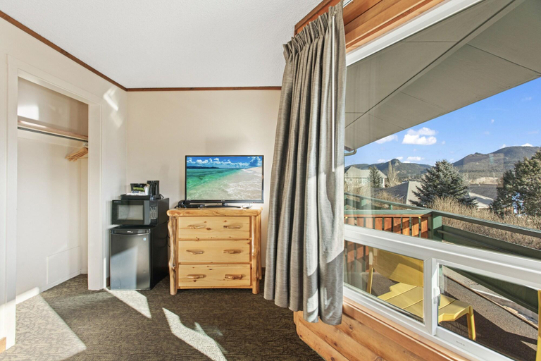 Public Area 5, Discovery Lodge, Larimer