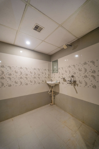 Bathroom 3, Hotel Augusto, Varanasi