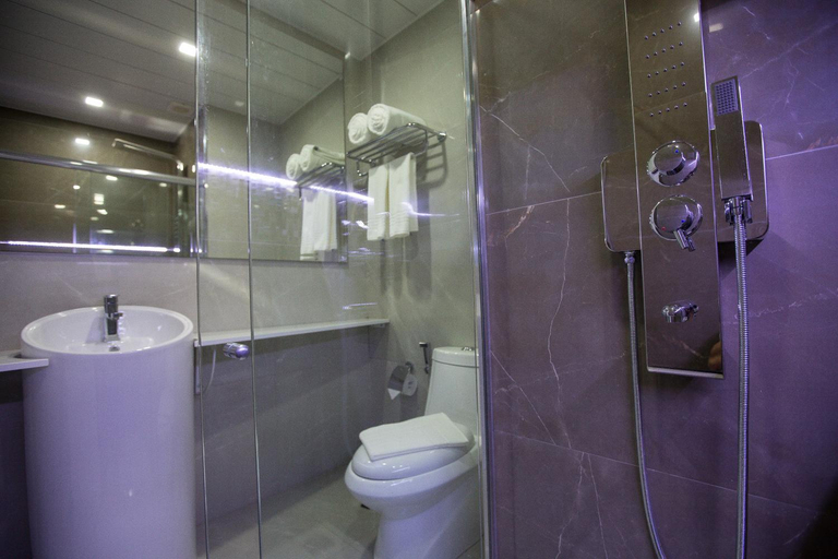 Bathroom 3, Bello Hotel, Toledo