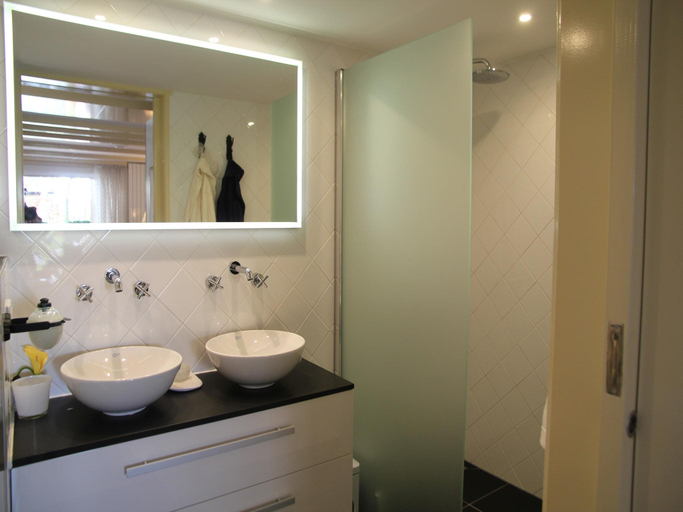Bathroom 3, Studio near Heiloo Woods and Egmond Beach, Heiloo