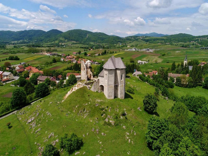 Others 5, Apartman Jezerane, Brinje