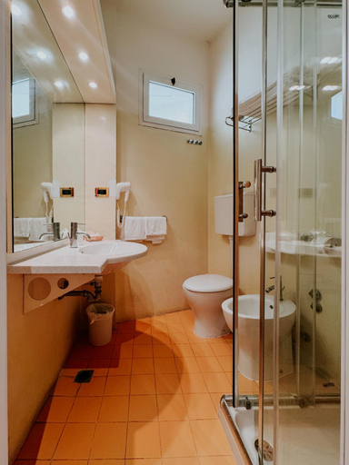Bathroom 5, Kursaal, Rimini