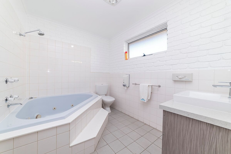 Bathroom 4, Port Campbell Motor Inn, Corangamite - South