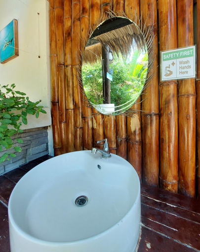 Bathroom 4, Avila's Horizon Dive Resort, Daanbantayan