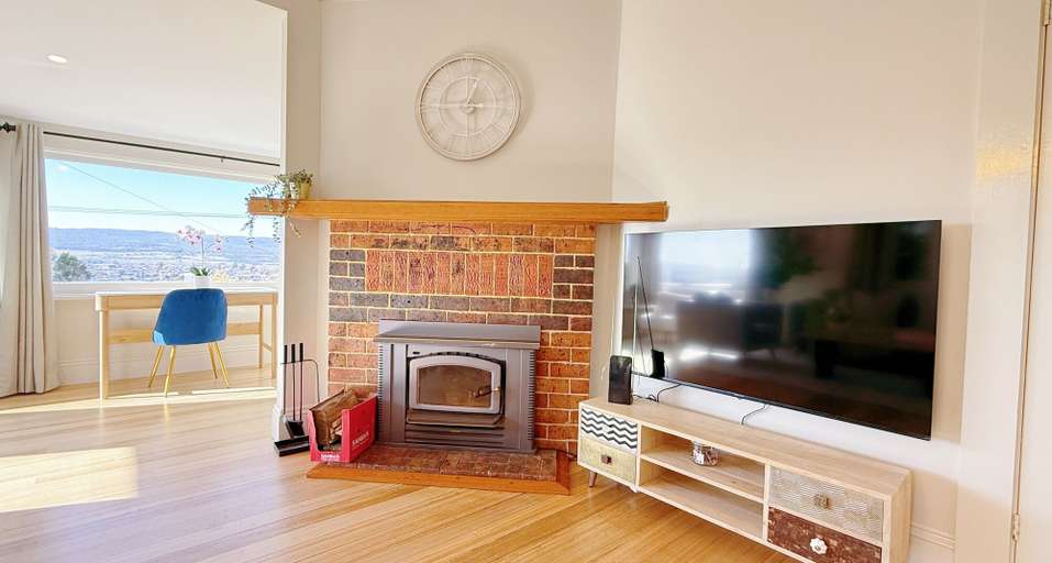 Living area 2, StayAU 2BR Home w/ Stunning Views in Tasmania, Launceston - Pt B