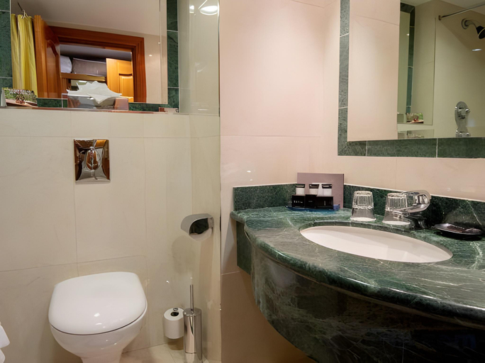 Bathroom 4, Killarney Avenue