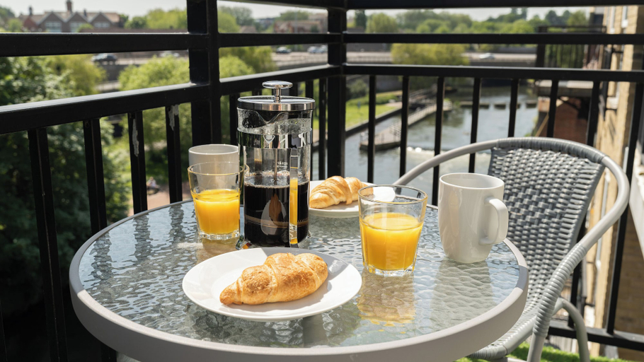 Food & Drinks, Riverside House, Reading