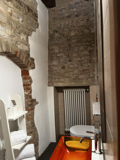 Others 5, Johnny Suites Bergamo Alta, Bergamo