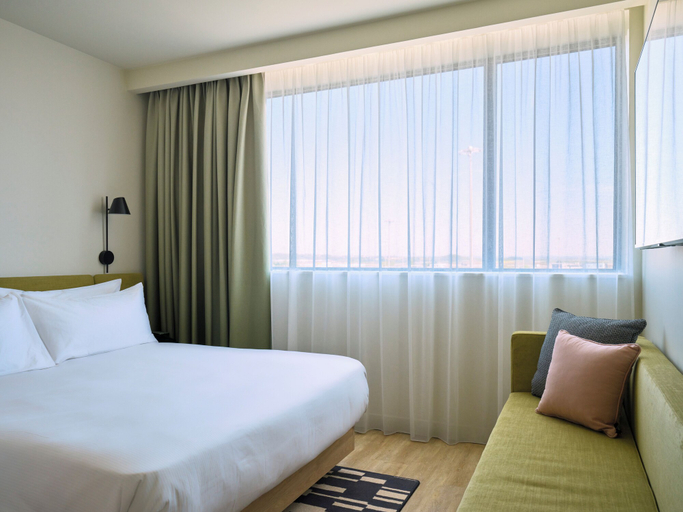 Bedroom 4, Hampton by Hilton Lyon Airport, Rhône