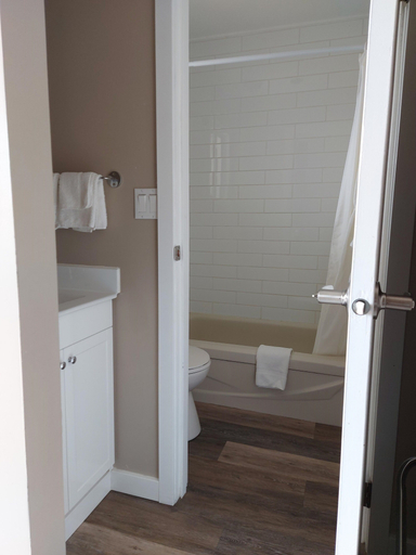 Bathroom 4, Richter Pass Beach Resort, Okanagan-Similkameen