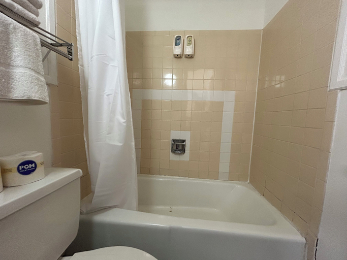 Bathroom 2, Budget Inn Mexico MO on US 54, Audrain