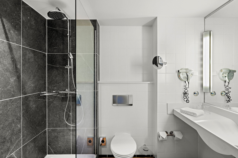 Bathroom 5, Leonardo Hotel Mainz, Mainz
