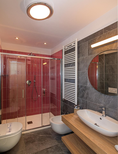 Bathroom 5, Hotel Mariotti, Lucca