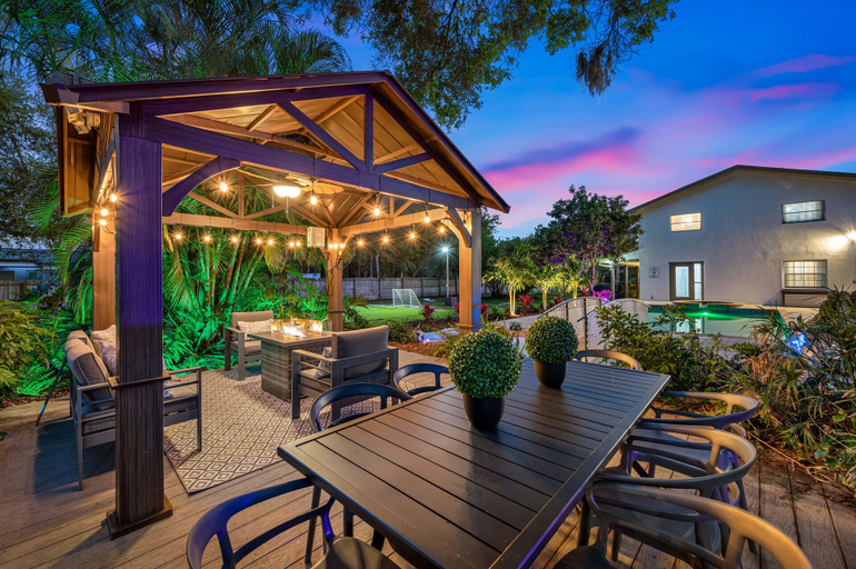 Food & Drinks 5, Luxury Retreat: Pool, Games, Basketball & More!, Pinellas