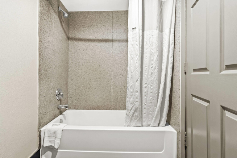 Bathroom 5, Days Inn by Wyndham Nacogdoches/SFA University/Downtown, Nacogdoches