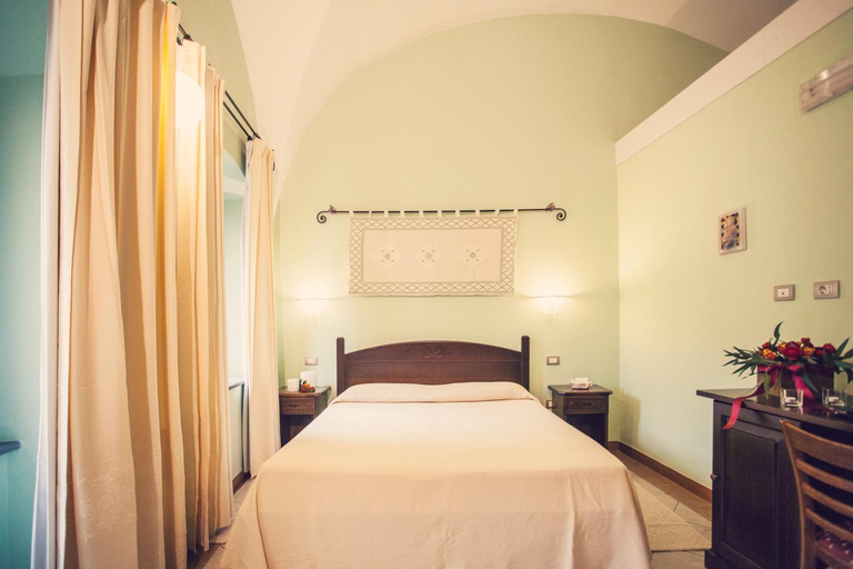 Bedroom 2, Hotel Il Duomo PHG, Oristano