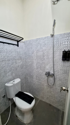 Bathroom 5, Sesare Co-Living by Calli Rooms, Jember