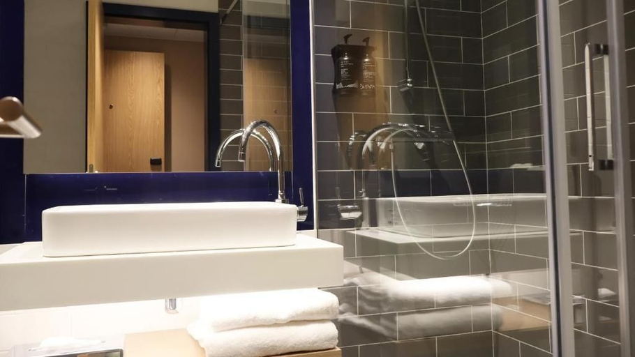 Bathroom 5, Holiday Inn Express & Suites LISBON - PR�NCIPE REAL by IHG, Lisbon