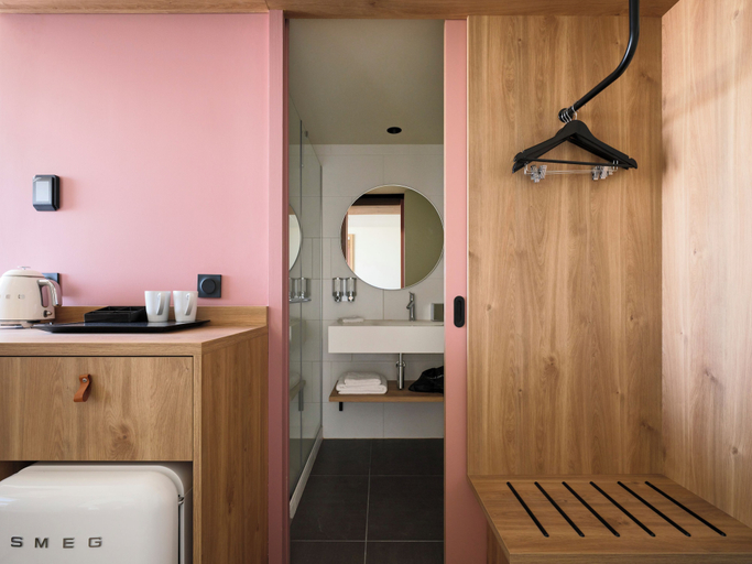Bathroom 5, Hampton by Hilton Lyon Airport, Rhône