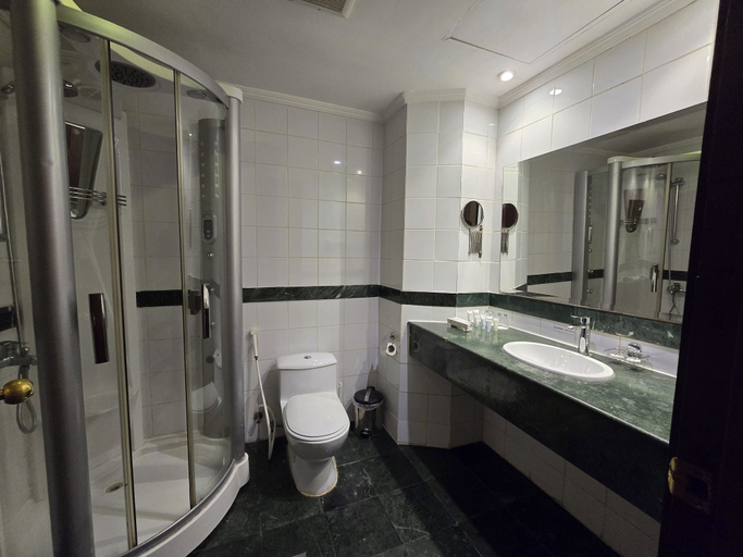 Bathroom 2, Taj Celine Hotel, Jeddah