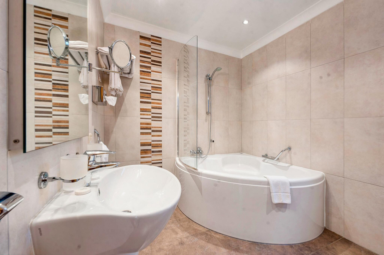 Bathroom 5, Paradise Bay Resort