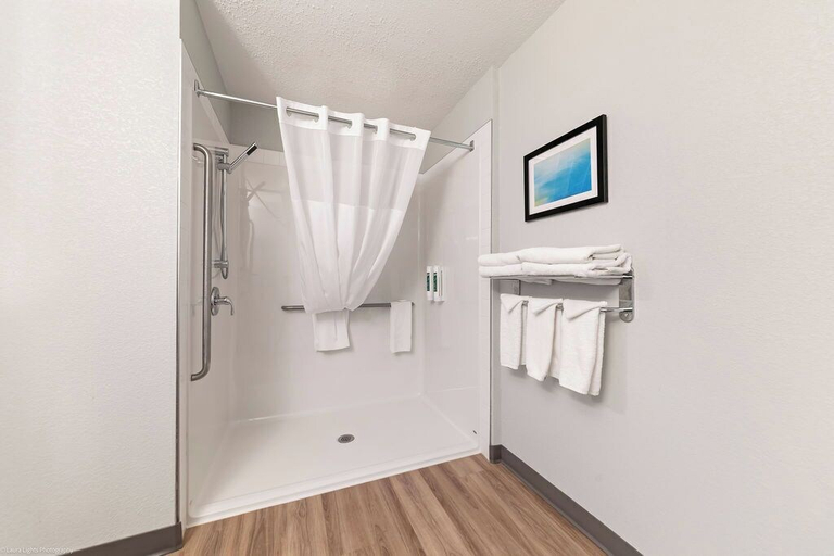 Bathroom 3, Home Inn and Suites Lloydminster, Division No. 17