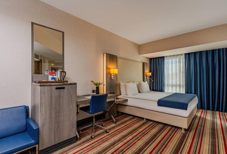 Bedroom 2, Ramada Plaza by Wyndham Izmir, Konak