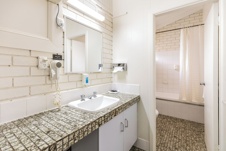 Bathroom 5, Wanderlight Motor Inn, Mid-Western Regional - Pt A