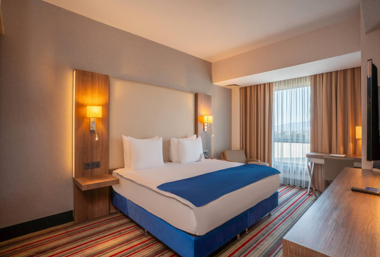 Bedroom 4, Ramada Plaza by Wyndham Izmir, Konak