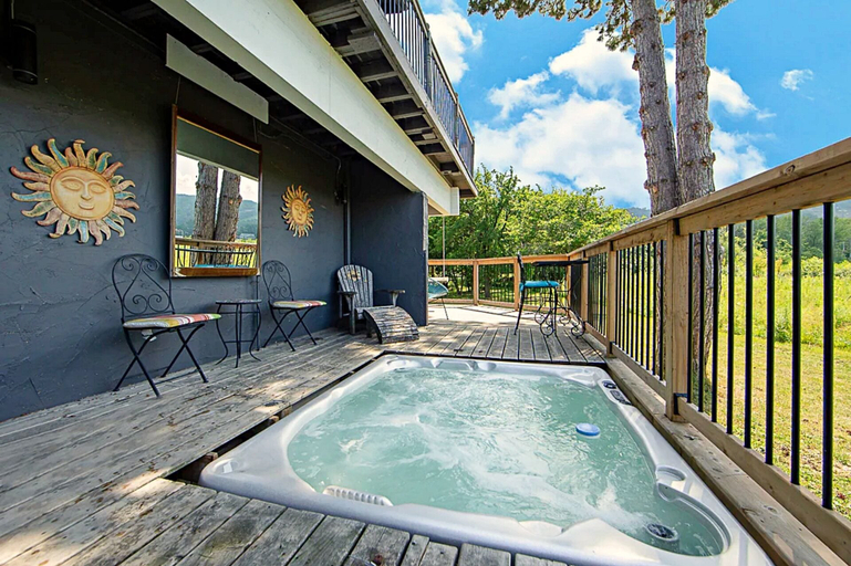Sport & Beauty, Rustic 5BR Escape  Sauna Hot Tub, Grey