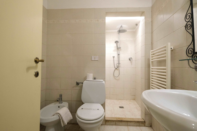 Bathroom 2, Wine Apartments Florence Sagrantino, Florence