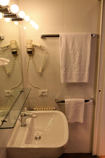 Bathroom 4, Albergo Accademia, Trento