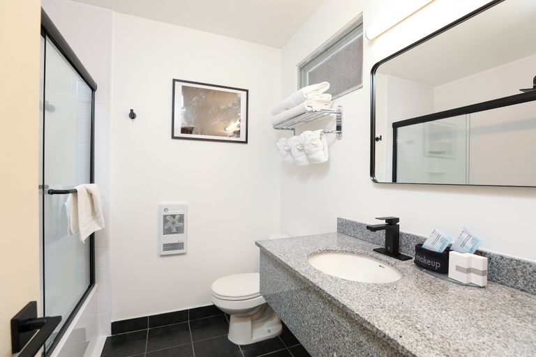 Bathroom 5, Bayshore Inn & Spa, Division No. 3