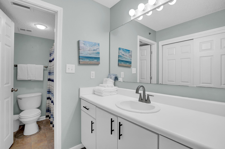 Bathroom 3, Four Winds 304, Baldwin