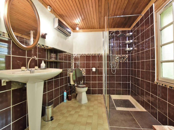 Bathroom 3, Cottage near the Mill Pond with a beautiful garden, Somme