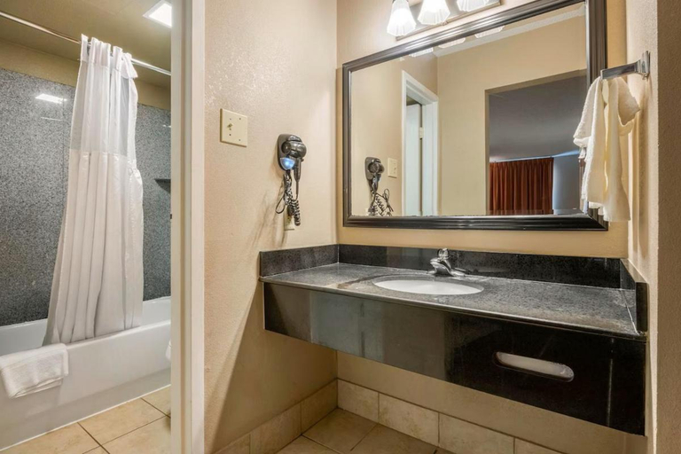 Bathroom, Dutchland Motel, Lancaster