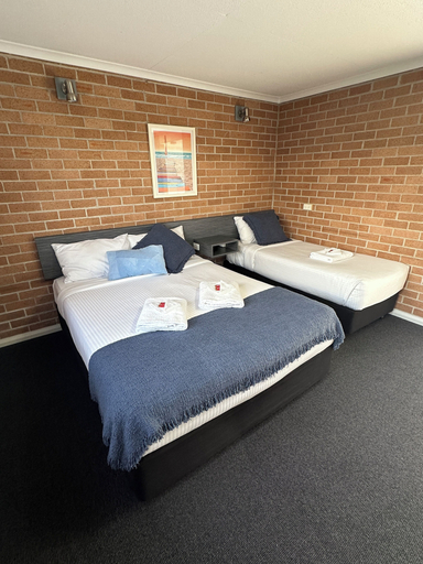 Bedroom 2, The Oaks Hotel Motel, Shellharbour