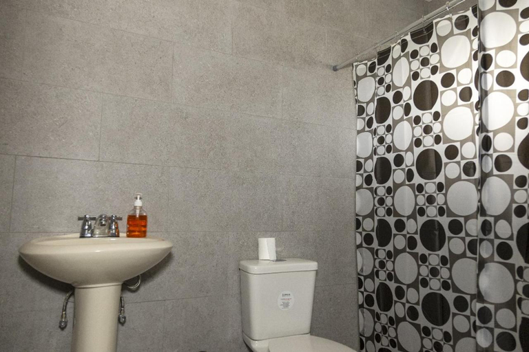 Bathroom 5, Hotel Rigobert's, La Esperanza