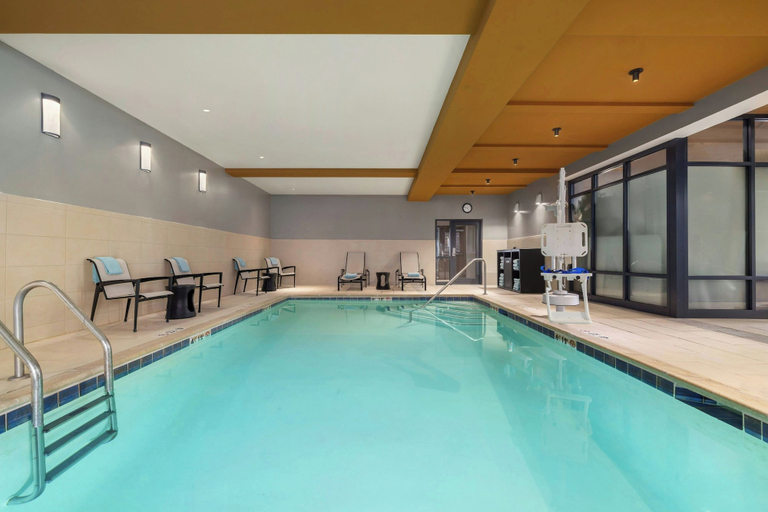 Sport & Beauty 5, Courtyard Portland Downtown/Waterfront, Cumberland