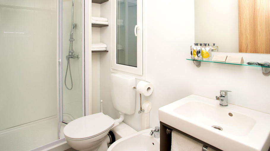 Bathroom 4, Floating Resort, Udine