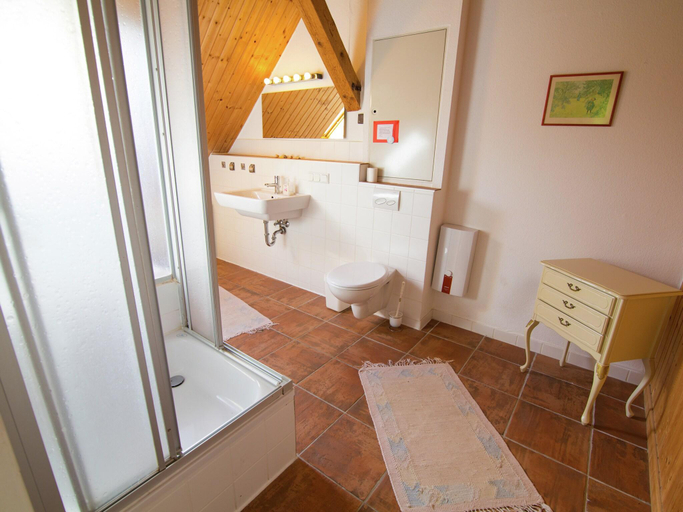 Bathroom 3, Geraumiges Ferienhaus in Hessen mit Garten, Waldeck-Frankenberg