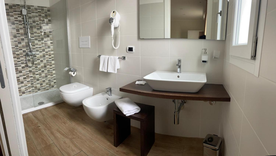 Bathroom 3, La Porta del Sole Hotel & Village, Reggio Di Calabria