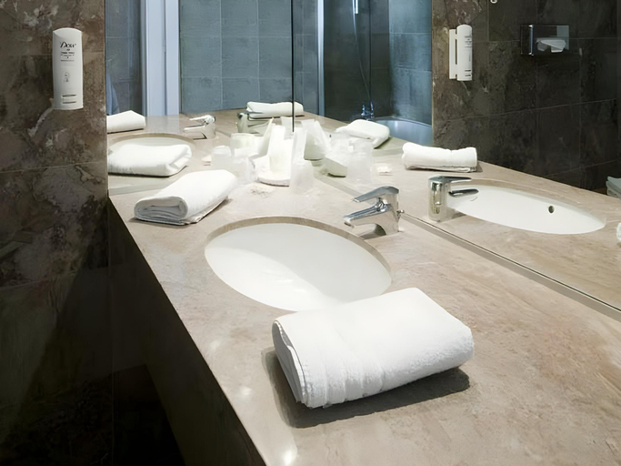 Bathroom 4, Grand Hotel Bellevue, Nord