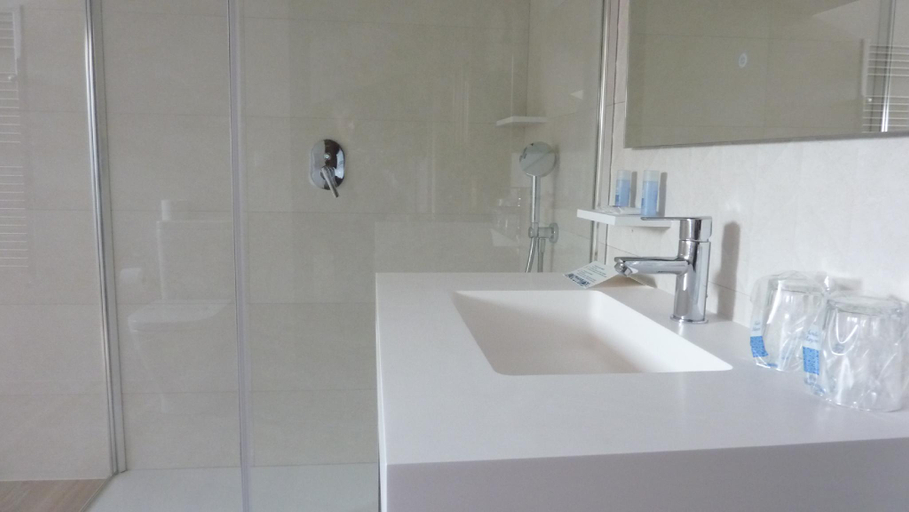 Bathroom 4, Hotel Maria Cristina, Toledo