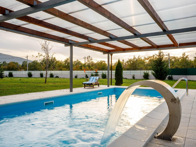Sport & Beauty 2, Holiday Home Neoric with Heated Pool, Muć
