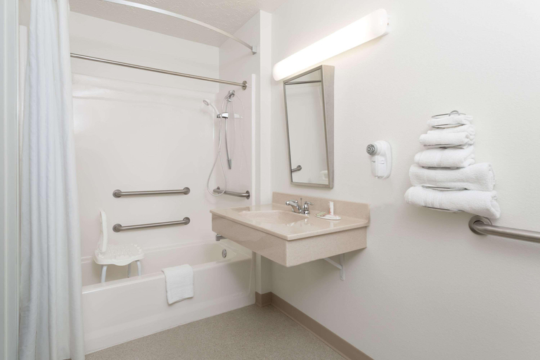 Bathroom 4, Super 8 by Wyndham Alma, Harlan