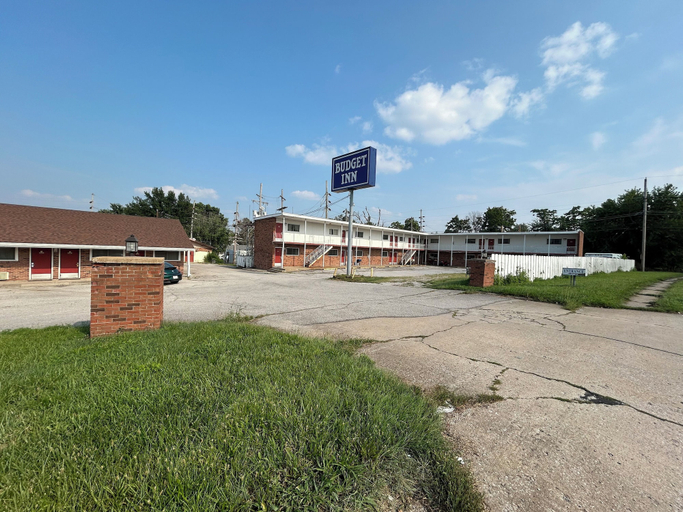 Property entrance, Budget Inn Mexico MO on US 54, Audrain