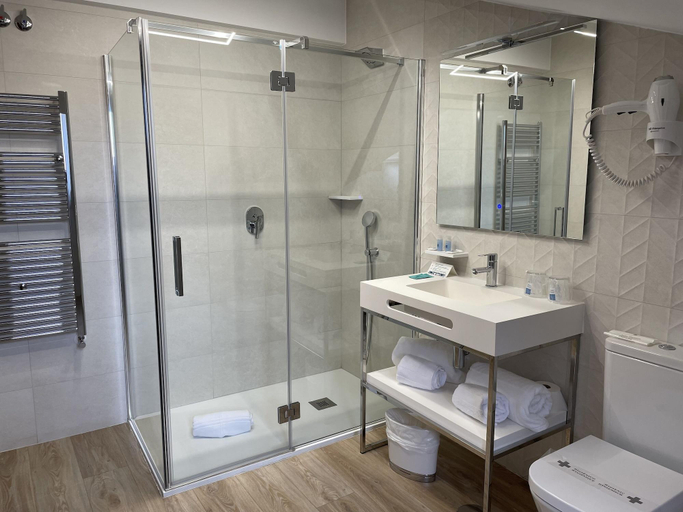 Bathroom 4, Hotel Maria Cristina, Toledo